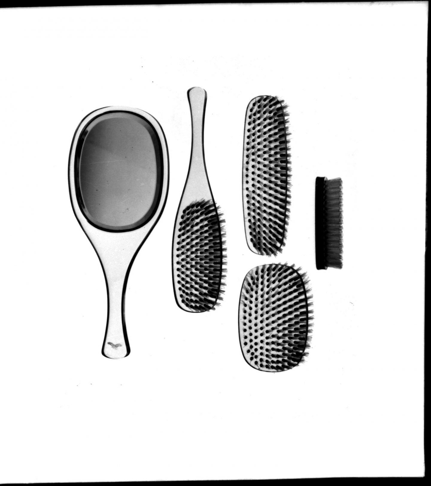 METHACRYLATE GROOMING UTENSILS